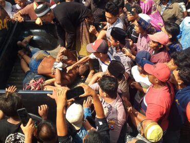 DIGAGALKAN: Pelaku curanmor saat diamankan ke kendaraan Polsek Gading, Polres Probolinggo. (foto: Ali Ya'lu).
