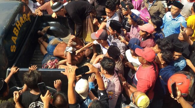DIGAGALKAN: Pelaku curanmor saat diamankan ke kendaraan Polsek Gading, Polres Probolinggo. (foto: Ali Ya'lu).
