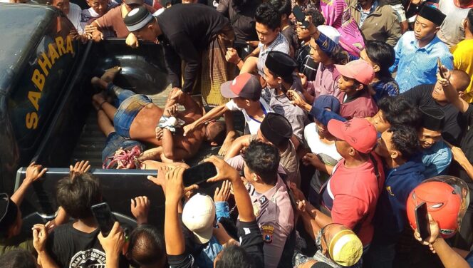 
					DIGAGALKAN: Pelaku curanmor saat diamankan ke kendaraan Polsek Gading, Polres Probolinggo. (foto: Ali Ya'lu).
