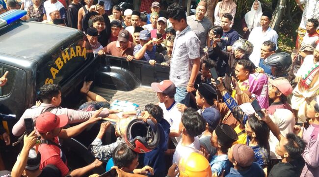 TERTANGKAP: Dua pelaku curanmor di masjid Desa Sentul, Kecamatan Gading, Kabupaten Probolinggo, saat diangkut ke mobil polisi. (foto: Ali Ya'lu).
