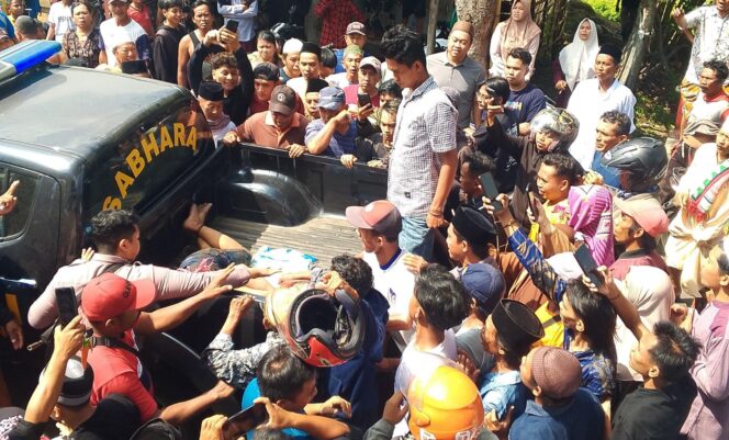 
					TERTANGKAP: Dua pelaku curanmor di masjid Desa Sentul, Kecamatan Gading, Kabupaten Probolinggo, saat diangkut ke mobil polisi. (foto: Ali Ya'lu).
