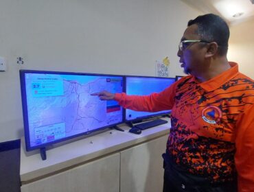 CEK: Kalaksa BPBD Kabupaten Probolinggo, Oemar Sjarif menunjuk titik gempa yang terjadi di Kecamatan Tiris. (foto: Hafiz Rozani)