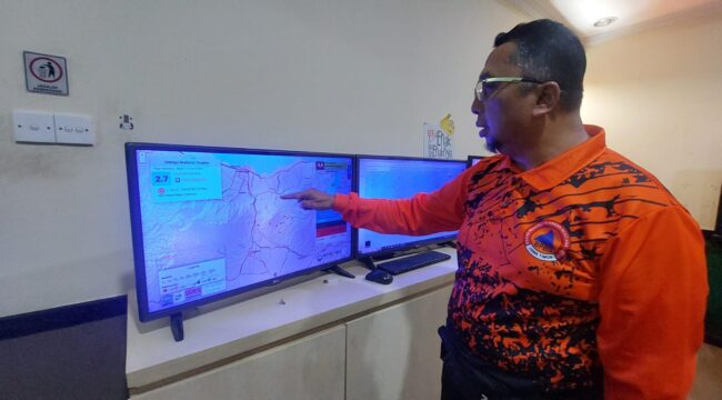 CEK: Kalaksa BPBD Kabupaten Probolinggo, Oemar Sjarif menunjuk titik gempa yang terjadi di Kecamatan Tiris. (foto: Hafiz Rozani)