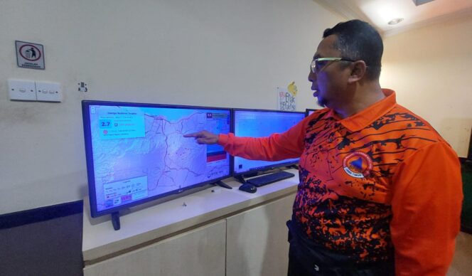 
					CEK: Kalaksa BPBD Kabupaten Probolinggo, Oemar Sjarif menunjuk titik gempa yang terjadi di Kecamatan Tiris. (foto: Hafiz Rozani)