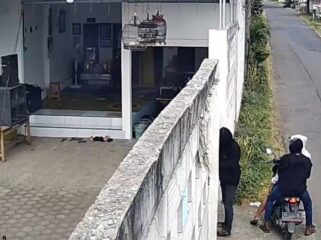 PANTAU: Kawanan maling motor terekam CCTV saat hendak beraksi di Desa Alasnyiur, Kecamatan Besuk, Kabupaten Probolinggo.