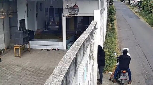 PANTAU: Kawanan maling motor terekam CCTV saat hendak beraksi di Desa Alasnyiur, Kecamatan Besuk, Kabupaten Probolinggo.
