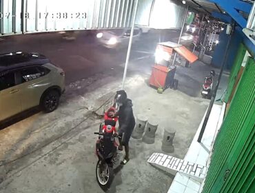 BERAKSI: Rekaman CCTV yang merekam saat pelaku mengambil motor spoet milik karyawan barbershop di Kota Probolinggo. (Foto: tangkapan layar video).