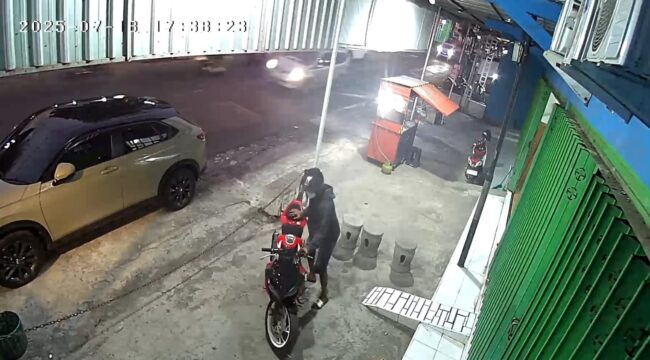 BERAKSI: Rekaman CCTV yang merekam saat pelaku mengambil motor spoet milik karyawan barbershop di Kota Probolinggo. (Foto: tangkapan layar video).
