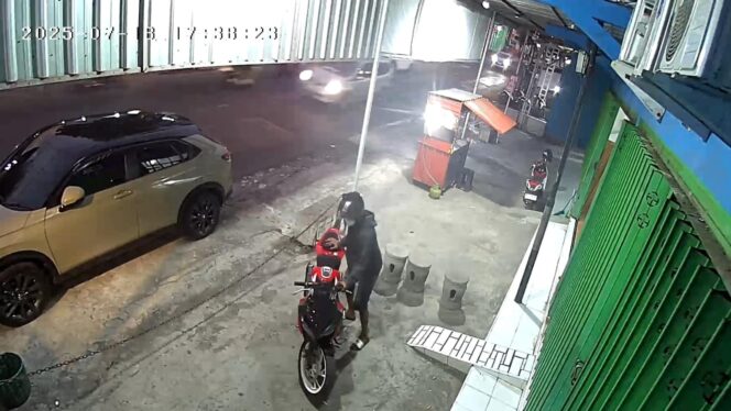
					BERAKSI: Rekaman CCTV yang merekam saat pelaku mengambil motor spoet milik karyawan barbershop di Kota Probolinggo. (Foto: tangkapan layar video).