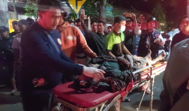 
					LAKA: Warga saat mengevakuasi korban kecelakaan di Jalan Gubernur Suryo, Kota Probolinggo ke mobil ambulans. (foto: Hafiz Rozani).
