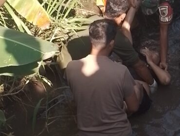 Evakuasi korban di sungai Pasuruan. 