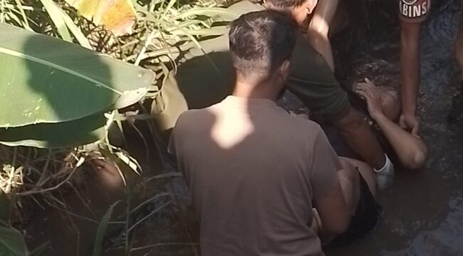Evakuasi korban di sungai Pasuruan. 