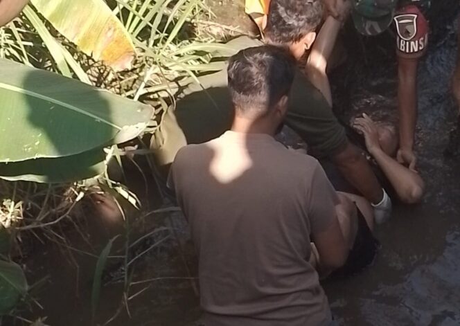 
					Evakuasi korban di sungai Pasuruan. 