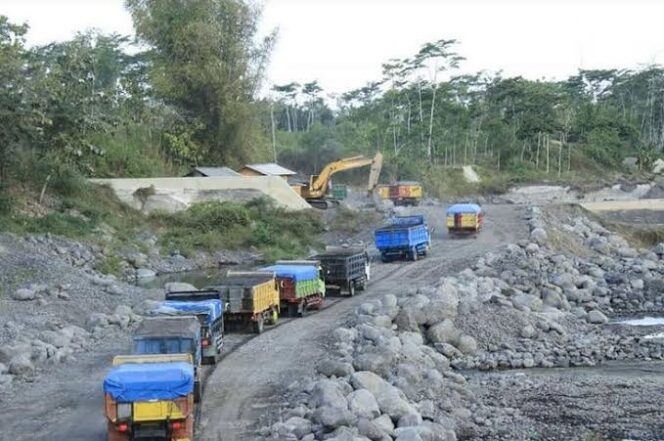 
					Salah satu lokasi tambang pasir dan batu (sirtu) di Lumajang. (Foto: Istimewa).
