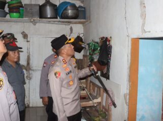 TINJAU: Kapolres Probolinggo, AKBP M. Wahyudin Latif mengecek rumah warga yang retak pasca terdampak gempa. (foto: Bag. Humas Polres Probolinggo).