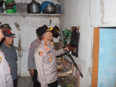 TINJAU: Kapolres Probolinggo, AKBP M. Wahyudin Latif mengecek rumah warga yang retak pasca terdampak gempa. (foto: Bag. Humas Polres Probolinggo).