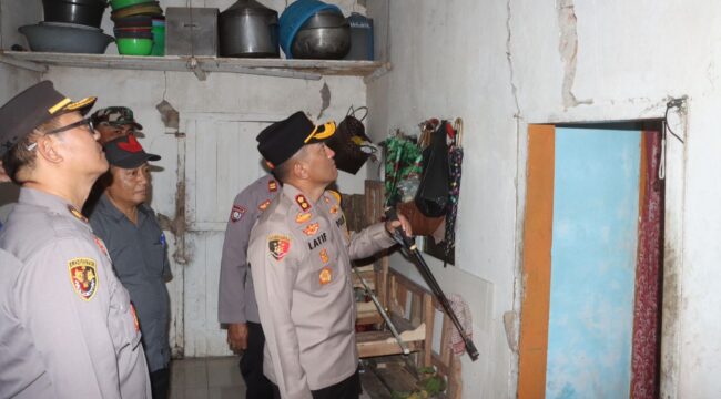 TINJAU: Kapolres Probolinggo, AKBP M. Wahyudin Latif mengecek rumah warga yang retak pasca terdampak gempa. (foto: Bag. Humas Polres Probolinggo).