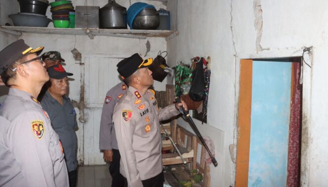
					TINJAU: Kapolres Probolinggo, AKBP M. Wahyudin Latif mengecek rumah warga yang retak pasca terdampak gempa. (foto: Bag. Humas Polres Probolinggo).