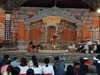 Di malam terakhir acara Piodalan, pementasan Calon Arang yang digelar di pelataran suci Pura Mandhara Giri Semeru Agung (Asmadi).