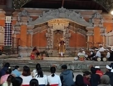 Di malam terakhir acara Piodalan, pementasan Calon Arang yang digelar di pelataran suci Pura Mandhara Giri Semeru Agung (Asmadi).