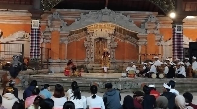 Di malam terakhir acara Piodalan, pementasan Calon Arang yang digelar di pelataran suci Pura Mandhara Giri Semeru Agung (Asmadi).