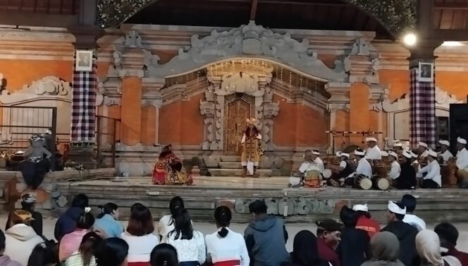 
					Di malam terakhir acara Piodalan, pementasan Calon Arang yang digelar di pelataran suci Pura Mandhara Giri Semeru Agung (Asmadi).