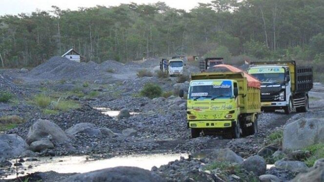 
					Salah satu lokasi pertambangan pasir dan batu di Lumajang (Foto: Istimewa.
