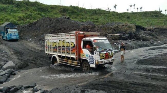 Salah satu lokasi pertambangan pasir dan batu di Lumajang (Foto: Istimewa).