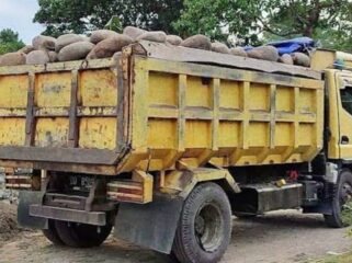 Salah satu truk mengangkut batu dari lokasi pertambangan di Lumajang. (Foto: Istimewa)