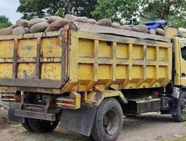 Salah satu truk mengangkut batu dari lokasi pertambangan di Lumajang. (Foto: Istimewa)