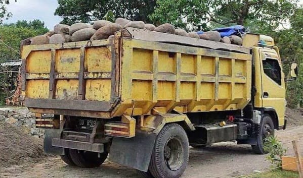 Salah satu truk mengangkut batu dari lokasi pertambangan di Lumajang. (Foto: Istimewa)