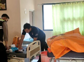 Mr. X: Jenazah korban penemuan mayat di Sungai Pekalen saat berada di Puskesmas Maron, Kabupaten Probolinggo. (foto: Ali Ya'lu).