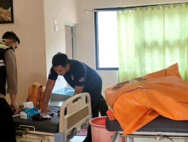 Mr. X: Jenazah korban penemuan mayat di Sungai Pekalen saat berada di Puskesmas Maron, Kabupaten Probolinggo. (foto: Ali Ya'lu).