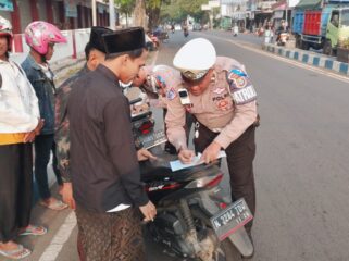Jajaran Satlantas Polres Pasuruan Kota saat menindak pelanggar lalu lintas dalam Operasi Patuh Semeru 2025.