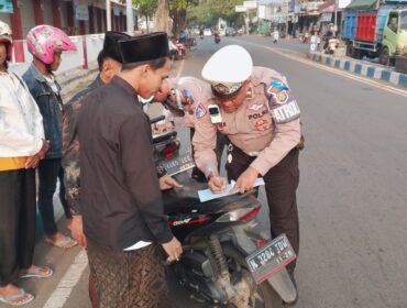 Jajaran Satlantas Polres Pasuruan Kota saat menindak pelanggar lalu lintas dalam Operasi Patuh Semeru 2025.