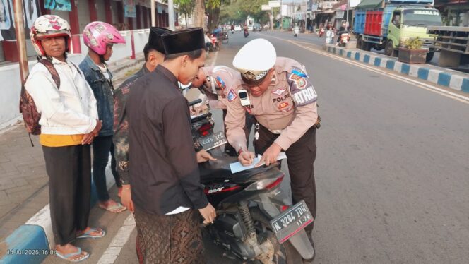 
					Jajaran Satlantas Polres Pasuruan Kota saat menindak pelanggar lalu lintas dalam Operasi Patuh Semeru 2025.