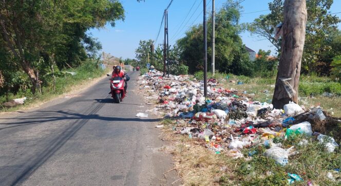 
					MENUMPUK: Tumpukan sampah di perbatasan Triwung Kidul, Kecamatan Kademangan, Kota Probolinggo, yang dikeluhkan warga. (foto: Hafiz Rozani).