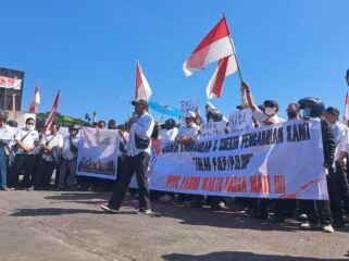 DEMO: Ratusan pegawai R4 saat demonstrasi di depan kator Pemkab Jember, Senin, (21/7/25) siang. (Foto: M. Abd Rozaq Mubarok)