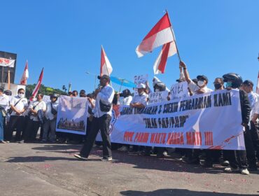 DEMO: Ratusan pegawai R4 saat demonstrasi di depan kator Pemkab Jember, Senin, (21/7/25) siang. (Foto: M. Abd Rozaq Mubarok)