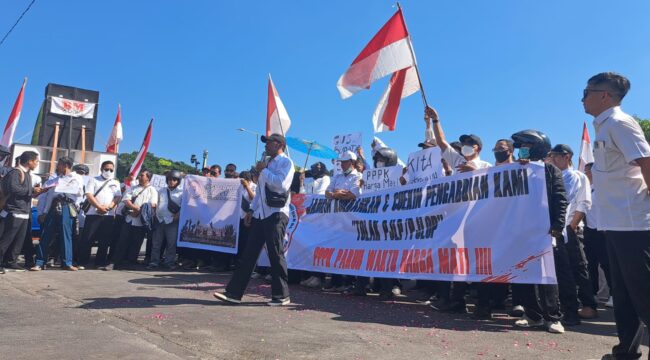 DEMO: Ratusan pegawai R4 saat demonstrasi di depan kator Pemkab Jember, Senin, (21/7/25) siang. (Foto: M. Abd Rozaq Mubarok)