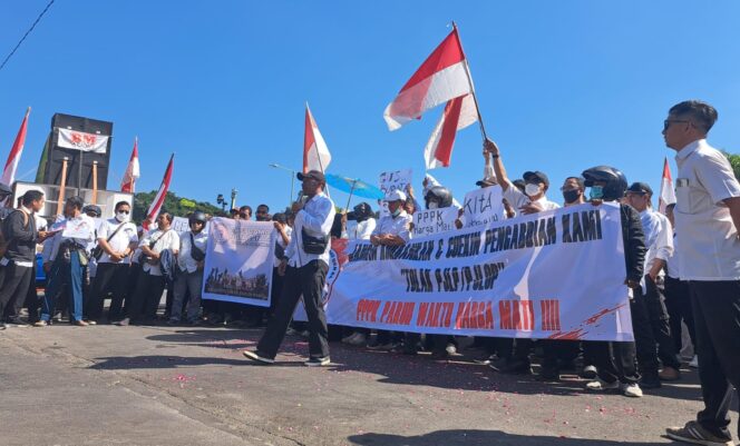 
					DEMO: Ratusan pegawai R4 saat demonstrasi di depan kator Pemkab Jember, Senin, (21/7/25) siang. (Foto: M. Abd Rozaq Mubarok)