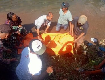 EVAKUASI: Proses evakuasi korban dari aliran Sungai Pekalen di Kecamatan Maron, Kabupaten Probolinggo. (foto: Ali Ya'lu). 