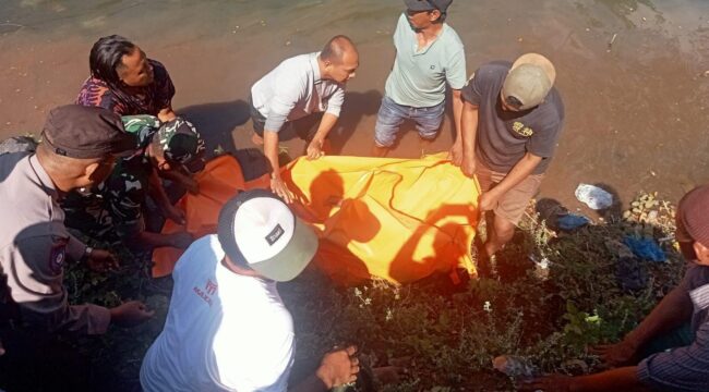 EVAKUASI: Proses evakuasi korban dari aliran Sungai Pekalen di Kecamatan Maron, Kabupaten Probolinggo. (foto: Ali Ya'lu). 