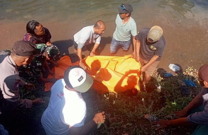 
					EVAKUASI: Proses evakuasi korban dari aliran Sungai Pekalen di Kecamatan Maron, Kabupaten Probolinggo. (foto: Ali Ya'lu). 