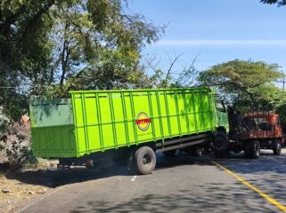 Proses evakuasi Truk Hino.
