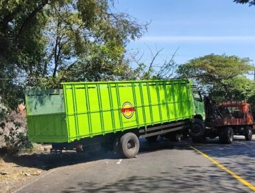 Proses evakuasi Truk Hino.