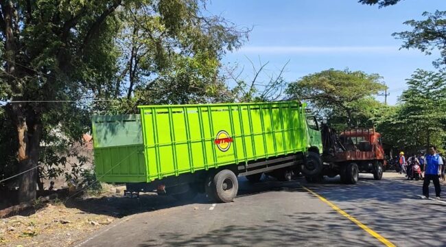 Proses evakuasi Truk Hino.