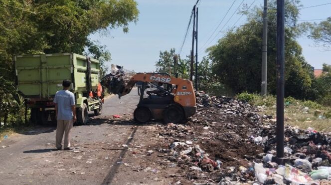 
					DIBERSIHKAN: Alat berat dan truk dikerahkan untuk membersihkan sampah di batas Kota Probolinggo. (foto: istimewa)
