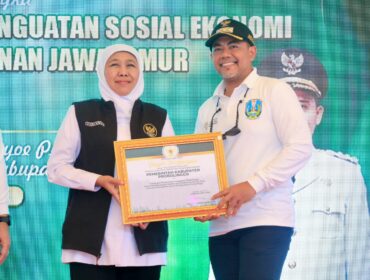 PENGHARGAAN: Bupati Probolinggo, Gus dr. Haris, saat menerima piagam penghargaan dari Gubernur Jatim, Khofifah Indar Parawansa. (foto: istimewa)