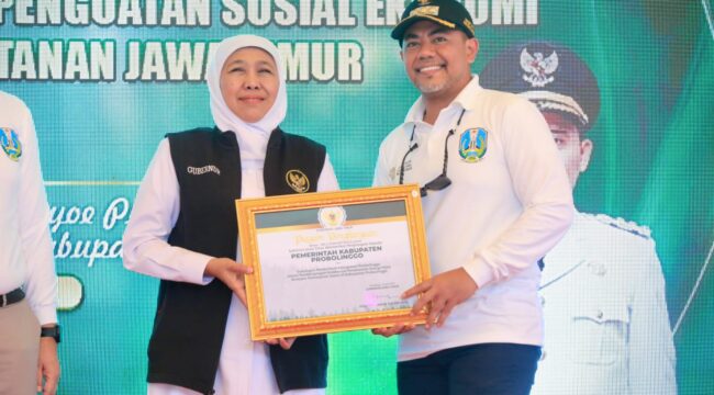 PENGHARGAAN: Bupati Probolinggo, Gus dr. Haris, saat menerima piagam penghargaan dari Gubernur Jatim, Khofifah Indar Parawansa. (foto: istimewa)